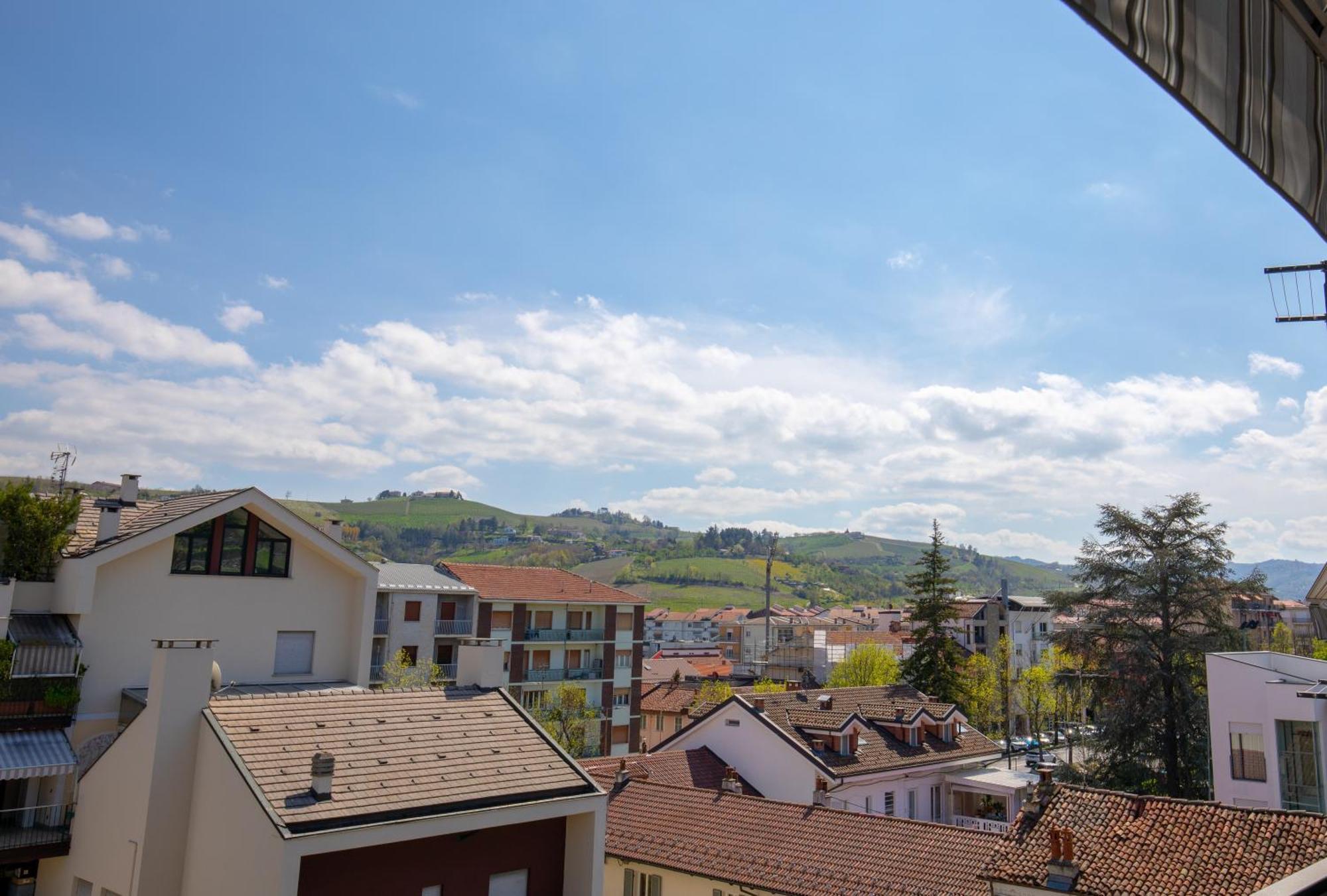 Vinhome Bilocale Con Garage Privato Alba Centro Экстерьер фото